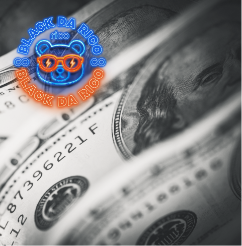 Banner Black da Rico com logotipo em neon à esquerda. Ao centro, close-up de várias notas de dólar dispostas em perspectiva.
